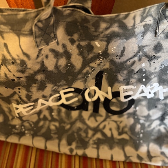 ALO YOGA Limited Edition PEACE ON EARTH Large Tote Bag - Picture 2 of 3